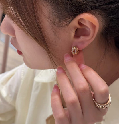 [Solara Jewelry ]Kraftvolle Neuheit: Unisex Twist & Mini Horsebit Ohrstecker mit Kristallen