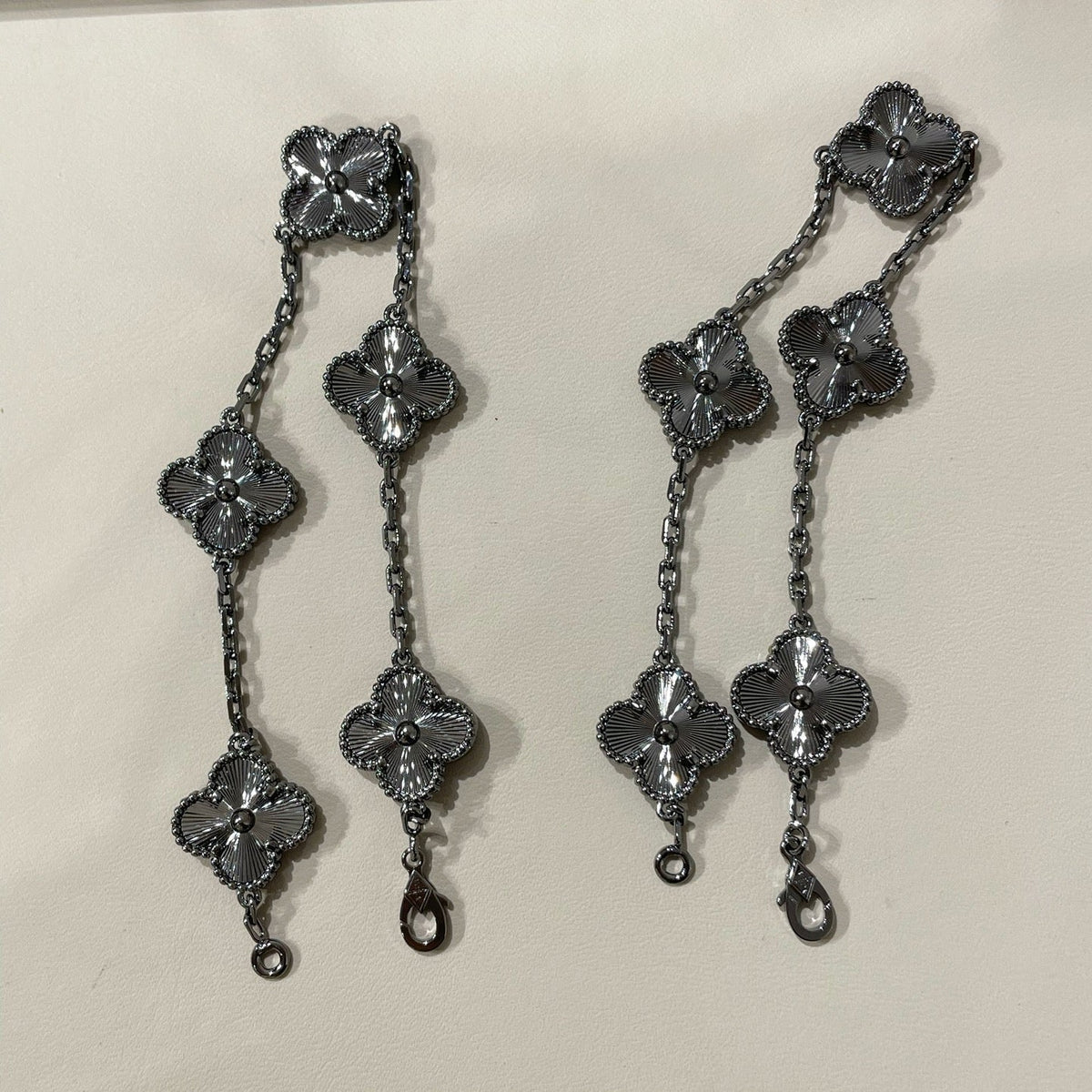 [Solara Jewelry ]クローバー 5 モチーフ ブラックブレスレット