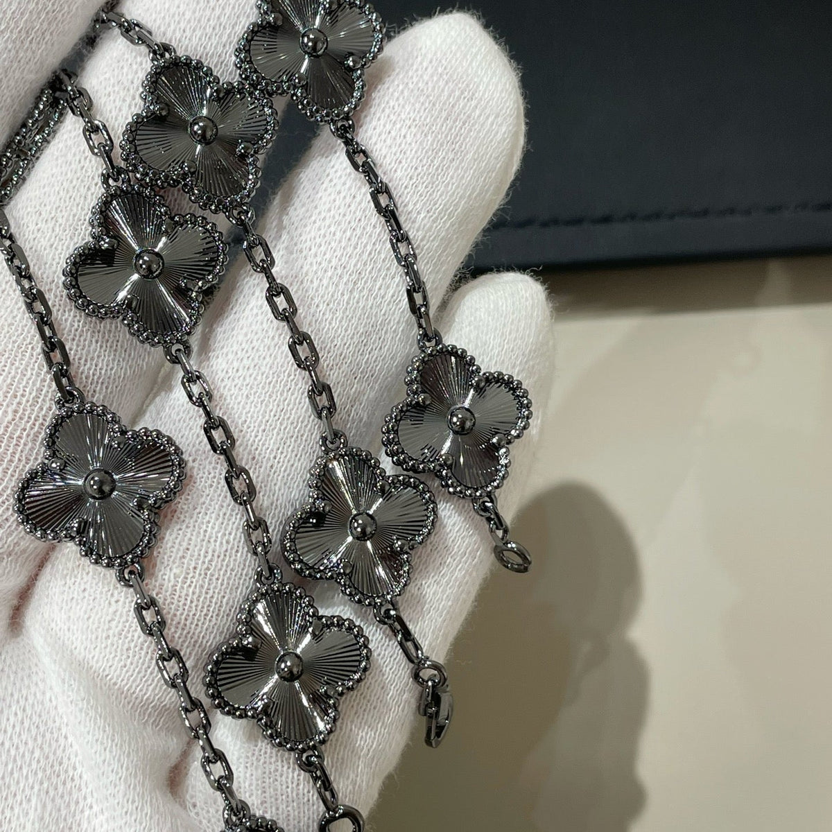 [Solara Jewelry ]クローバー 5 モチーフ ブラックブレスレット