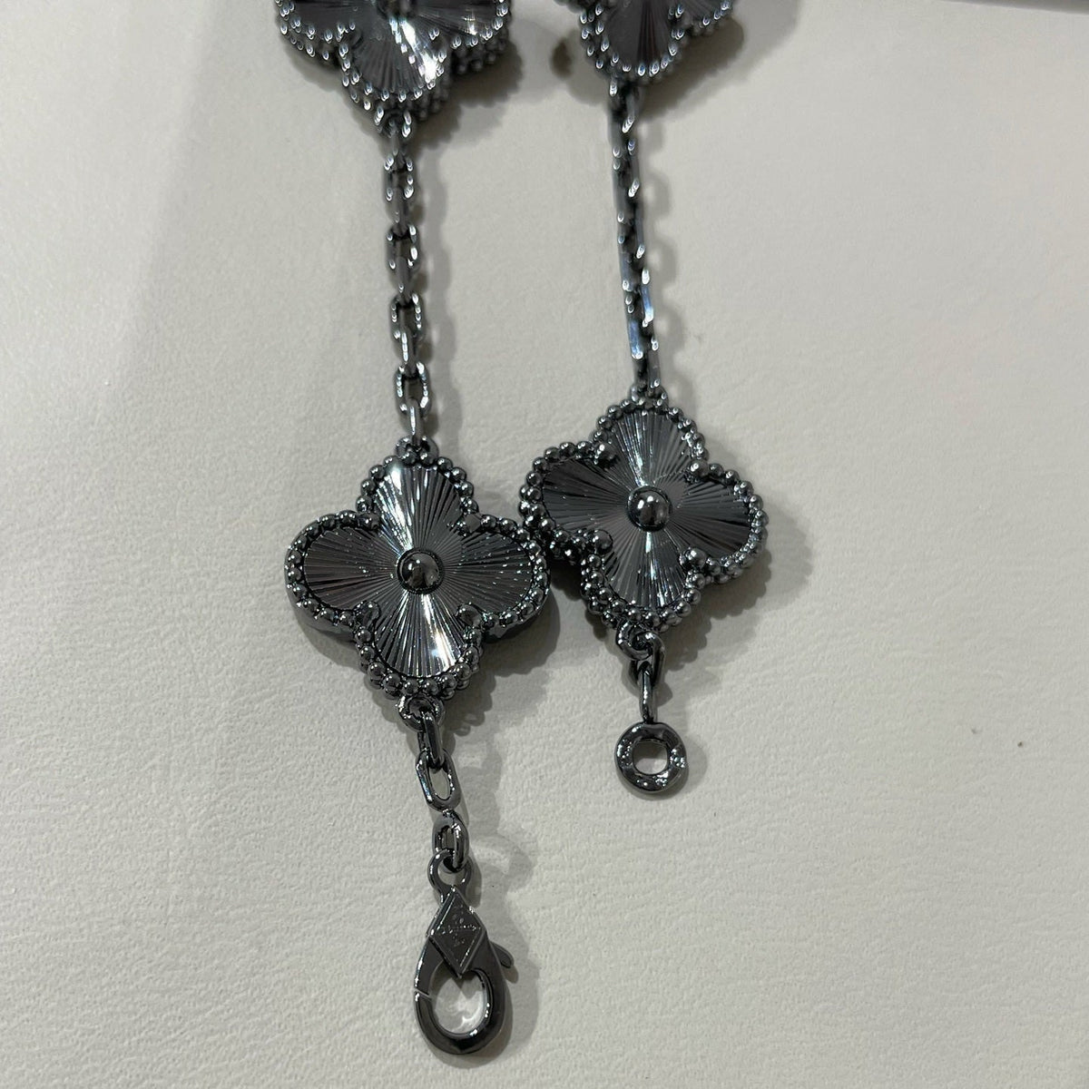 [Solara Jewelry ]クローバー 5 モチーフ ブラックブレスレット
