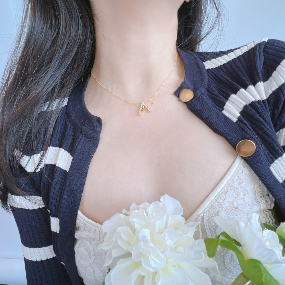 [Solara Jewelry ]Funkelnde "A"-förmige Halskette