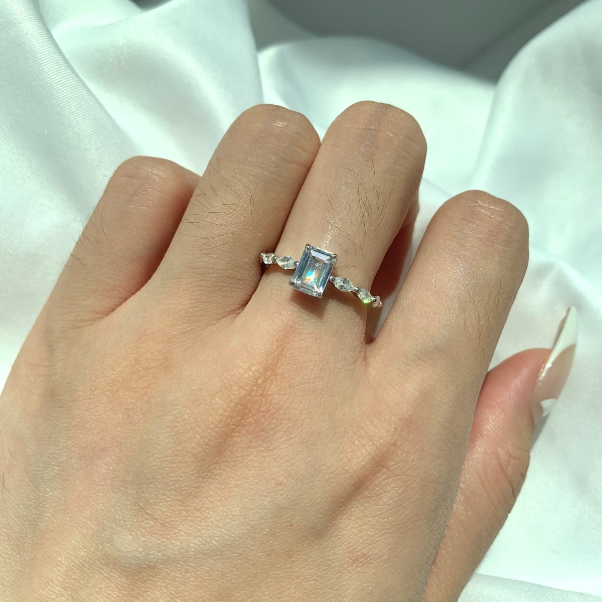 Solara Jewelry 〕1.0カラット　可憐な輝き　ラディアントカット　デイリーリング