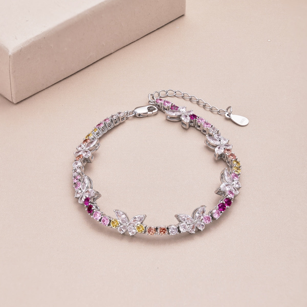 [Solara Jewelry ]Verziertes, farbenfrohes Schmetterlings-Armband mit Rundschliff für jeden Tag