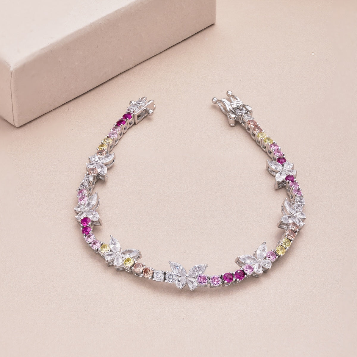 [Solara Jewelry ]Verziertes, farbenfrohes Schmetterlings-Armband mit Rundschliff für jeden Tag