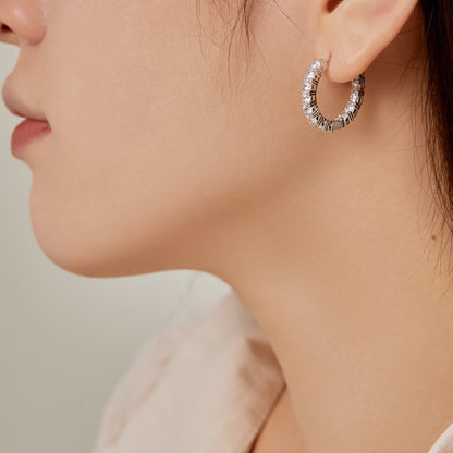 [Solara Jewelry ]ユニークなラウンドカットのデイリーピアス