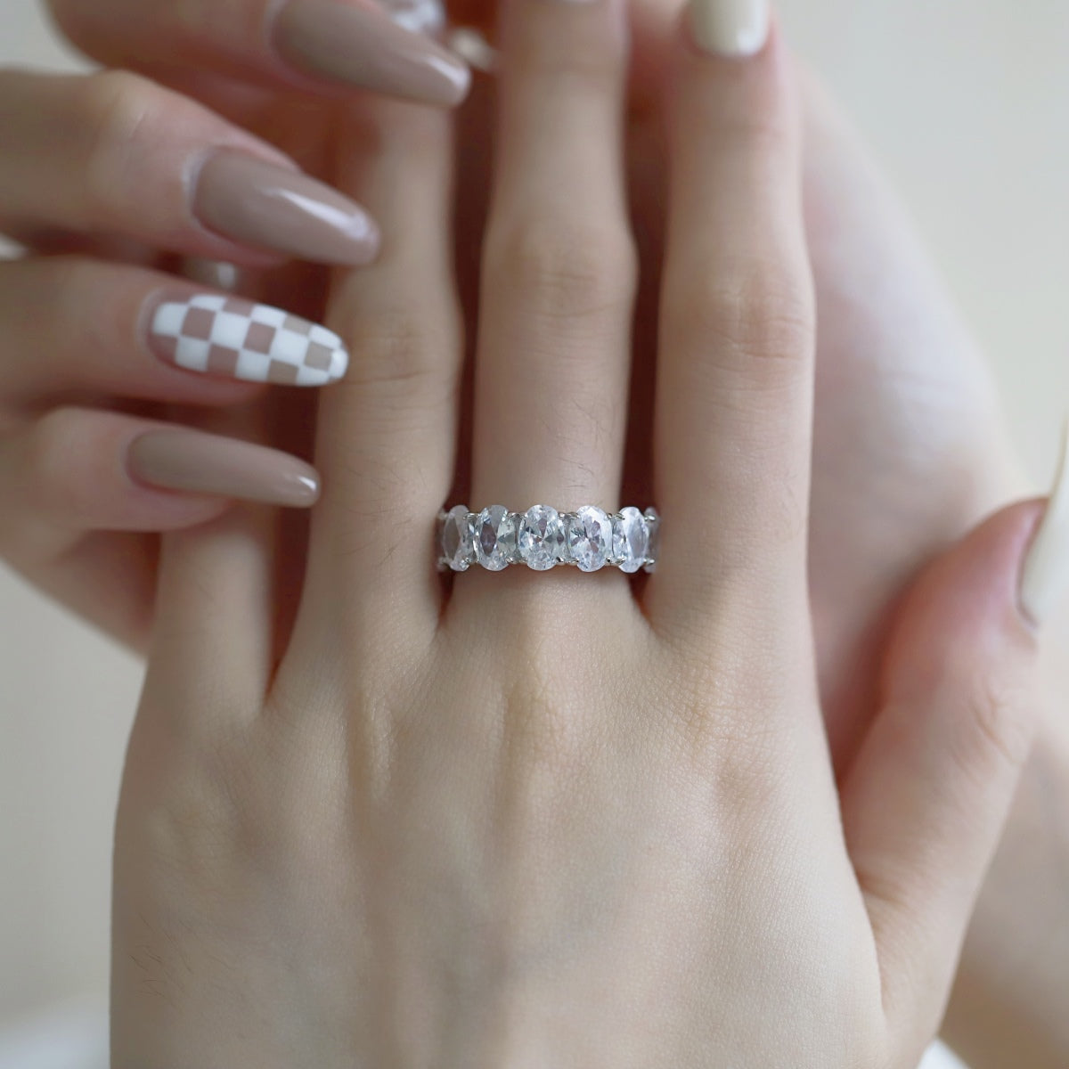 [Solara Jewelry ]Zierlicher Tennisring mit länglichem Kissenschliff