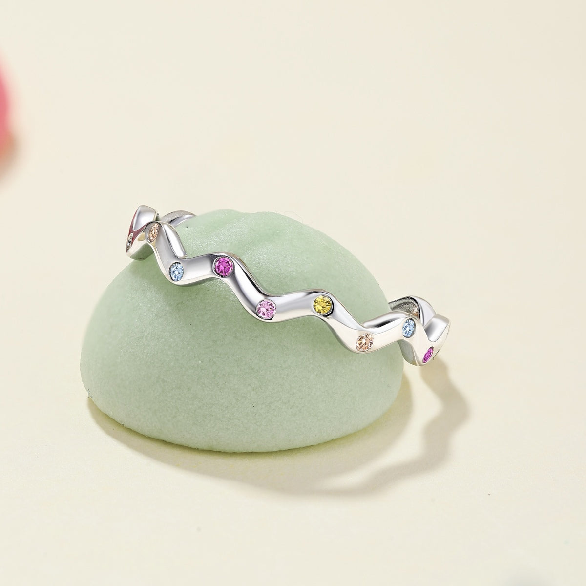 [Solara Jewelry ]華やかなヴィヴィッドラウンドカット デイリーリング