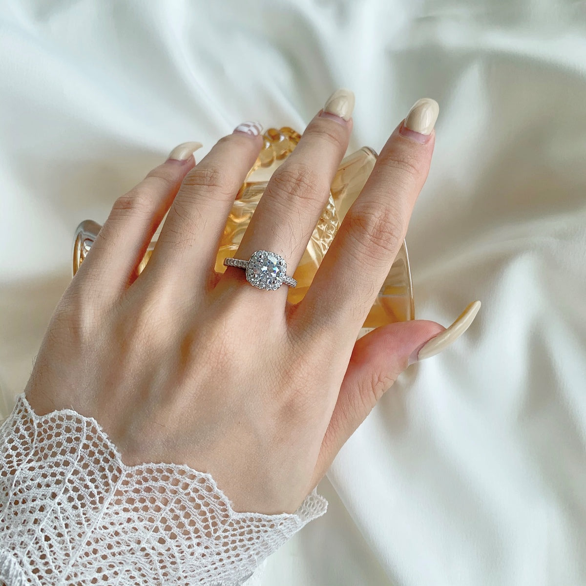 [Solara Jewelry] 輝く高貴なラウンドカット ウェディングリング