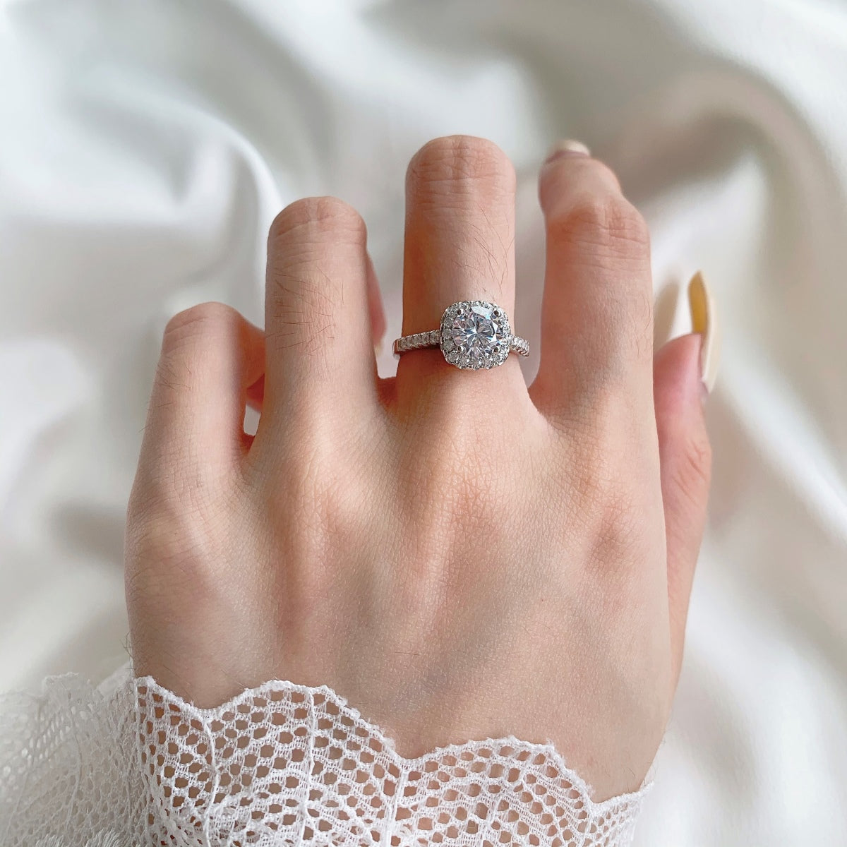[Solara Jewelry] 輝く高貴なラウンドカット ウェディングリング