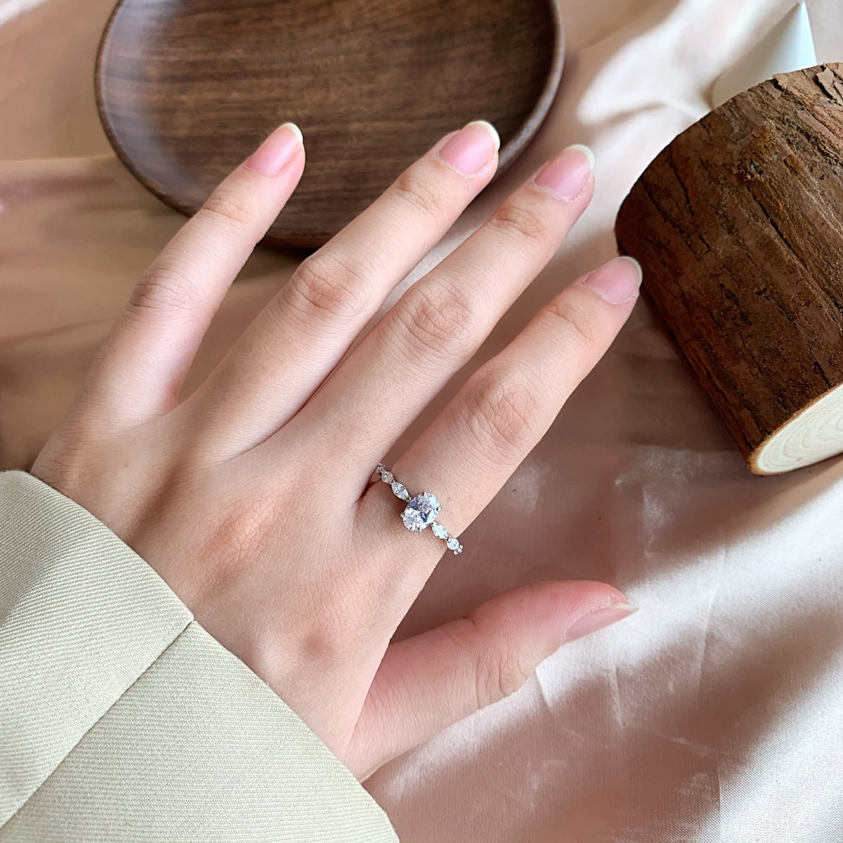 [Solara Jewelry ]0.75カラット ラグジュアリーで鮮やかなエロンゲーテッド クッションカット デイリーリング