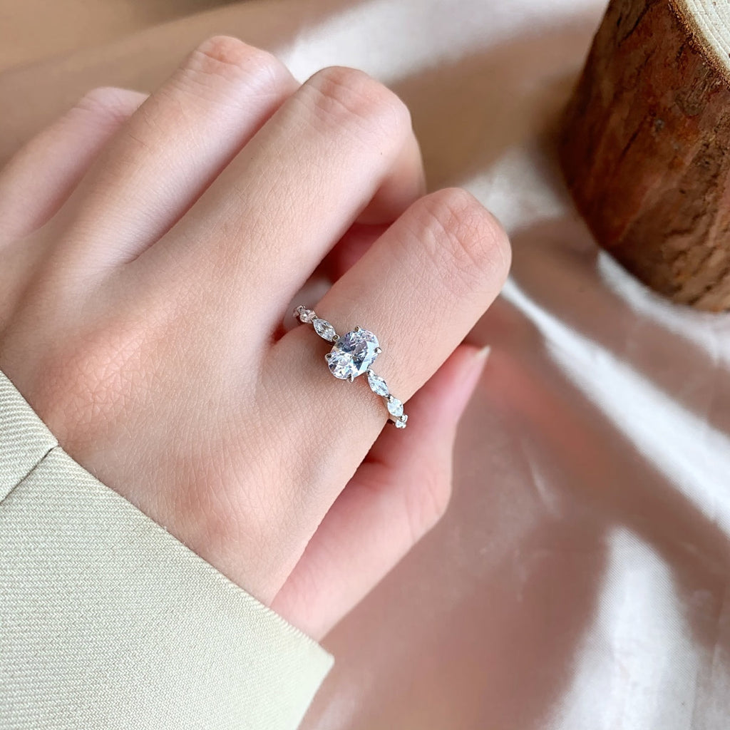 [Solara Jewelry ]0.75カラット ラグジュアリーで鮮やかなエロンゲーテッド クッションカット デイリーリング