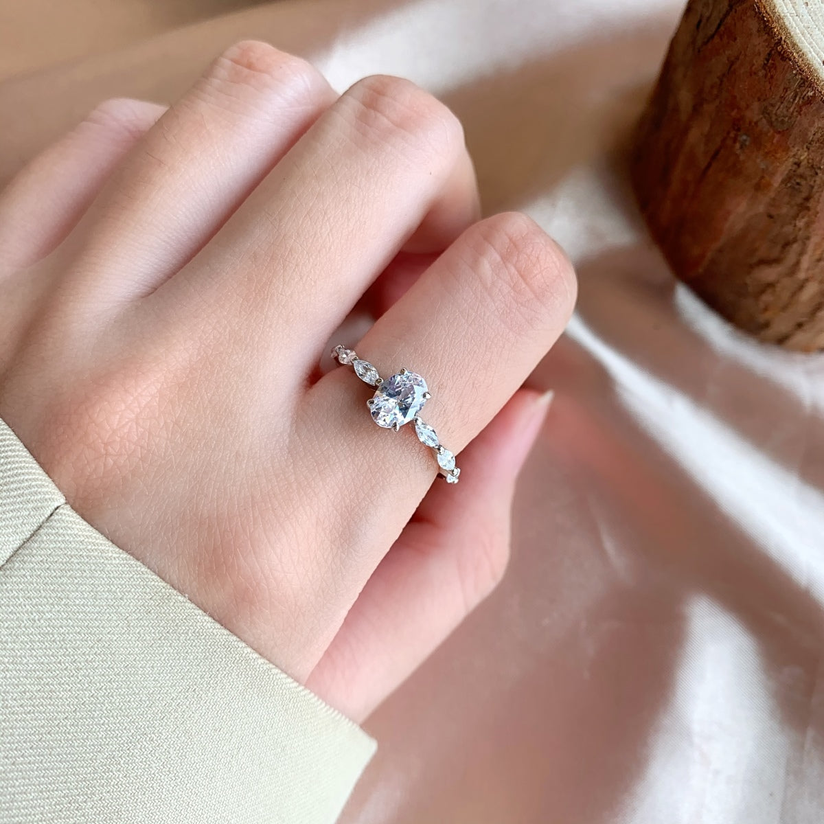 [Solara Jewelry ]0.75カラット ラグジュアリーで鮮やかなエロンゲーテッド クッションカット デイリーリング