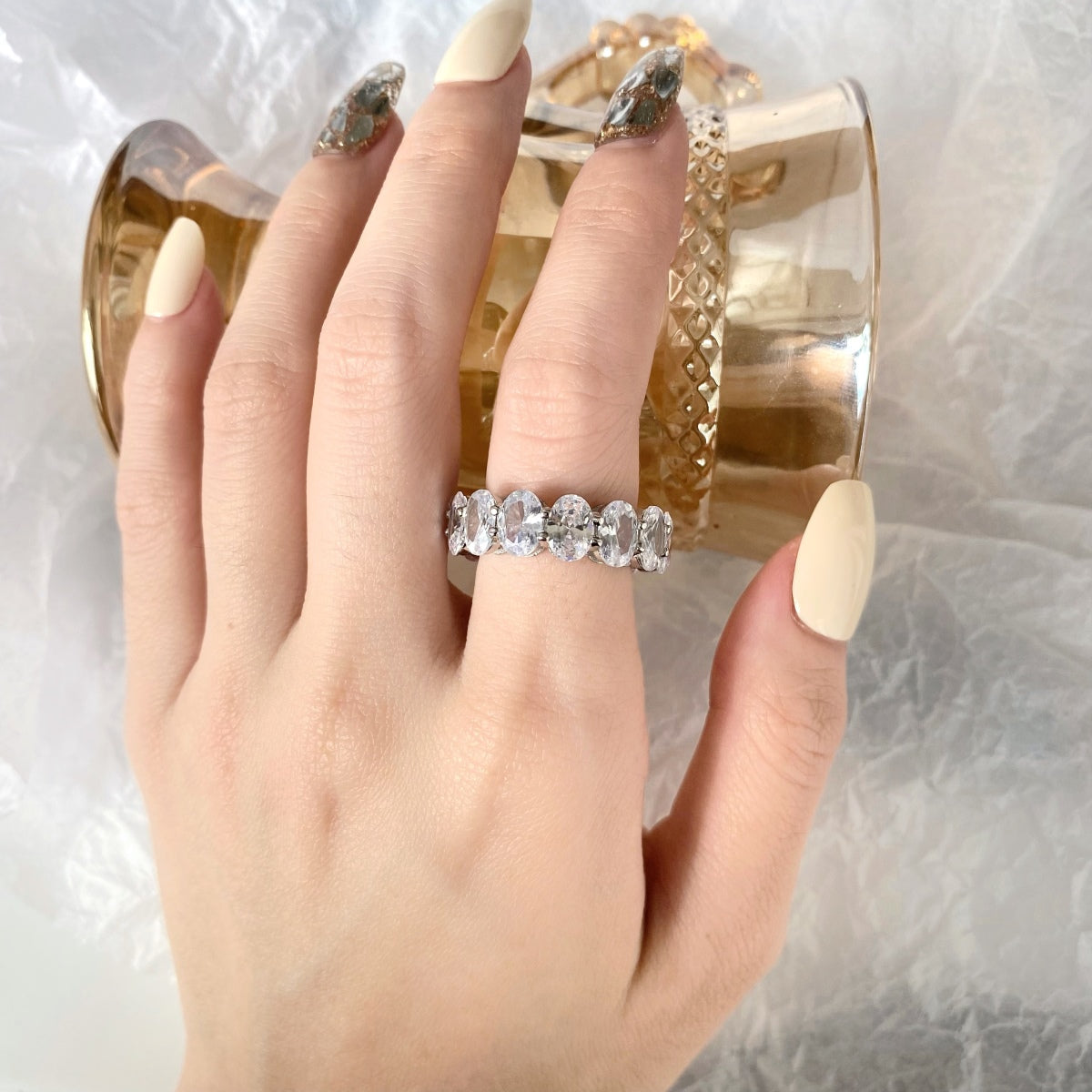 [Solara Jewelry ]Zierlicher Tennisring mit länglichem Kissenschliff