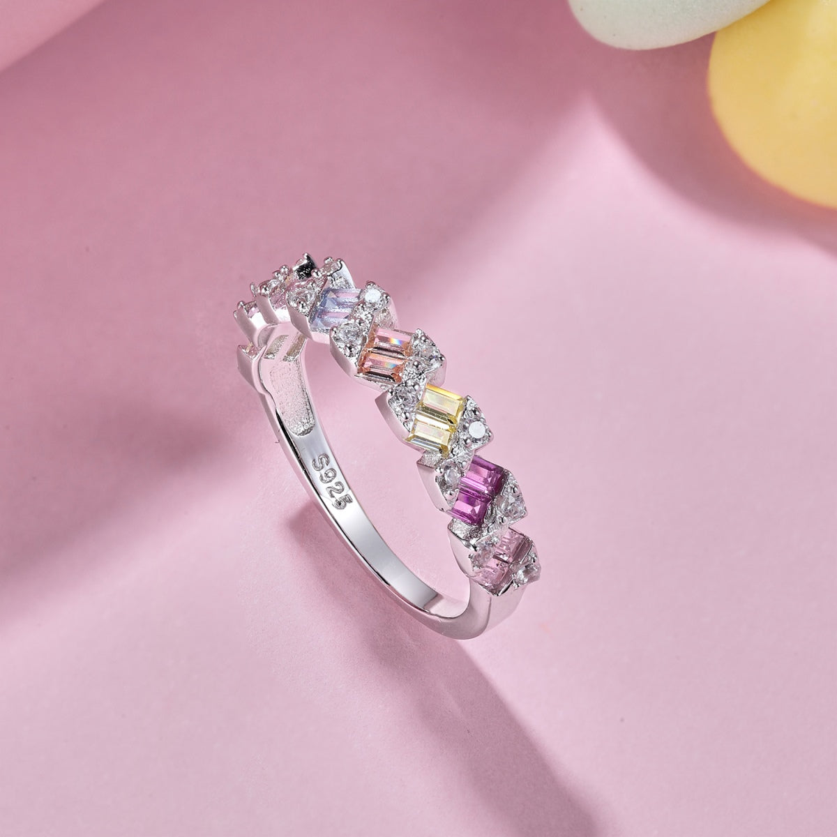 [Solara Jewelry ]繊細で鮮やかなエメラルドカット デイリーリング