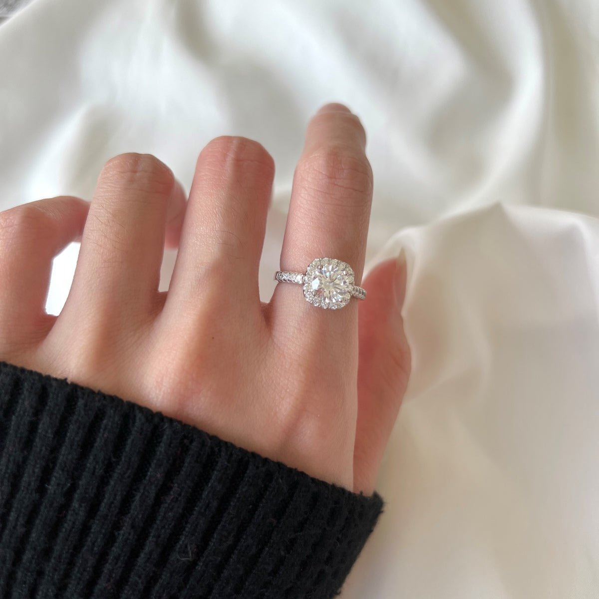 [Solara Jewelry] 輝く高貴なラウンドカット ウェディングリング