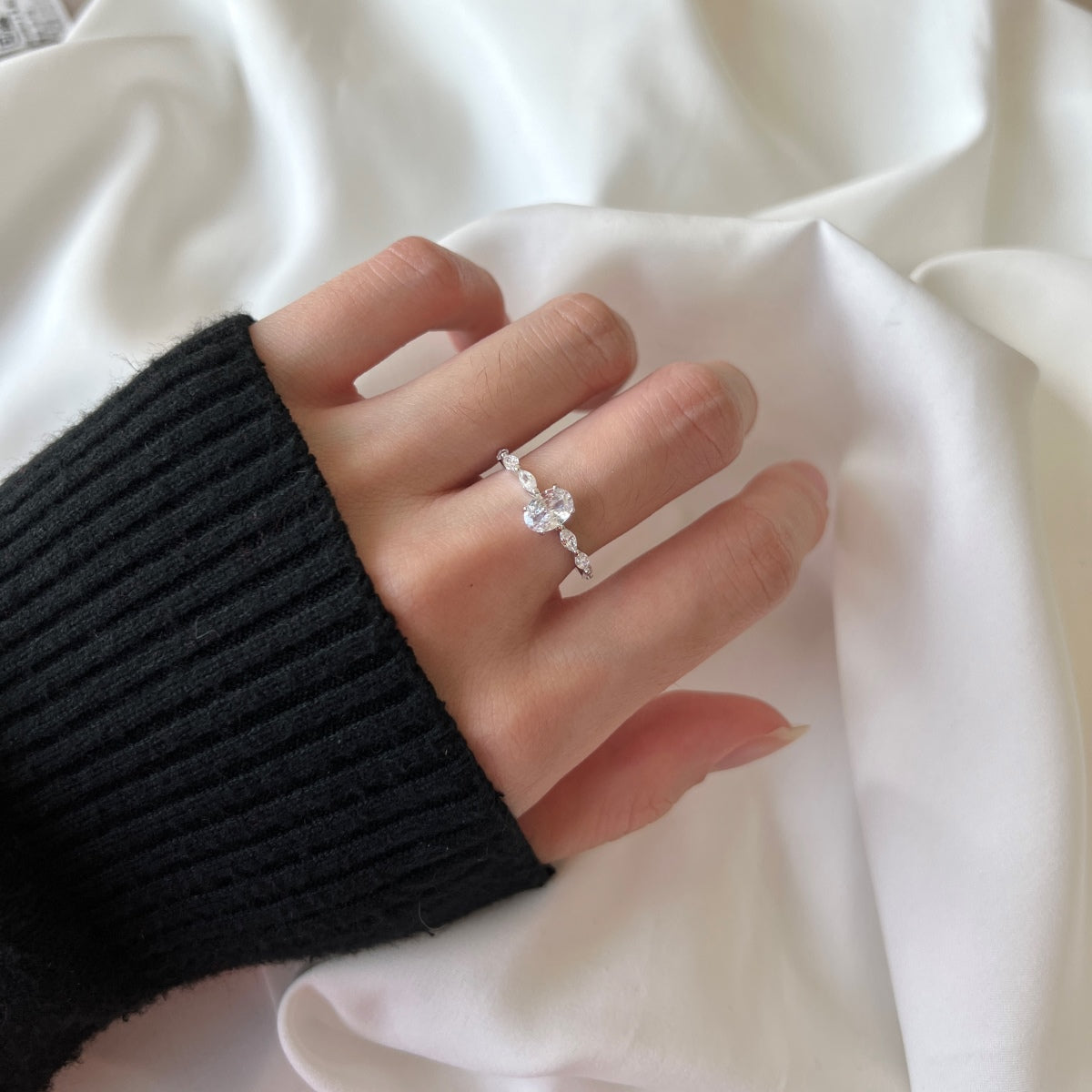 [Solara Jewelry ]0.75カラット ラグジュアリーで鮮やかなエロンゲーテッド クッションカット デイリーリング