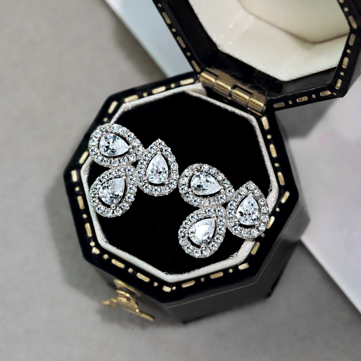 [Solara Jewelry] Ohrringe für Verliebte mit birnenförmigen und verschnörkelten Blumen