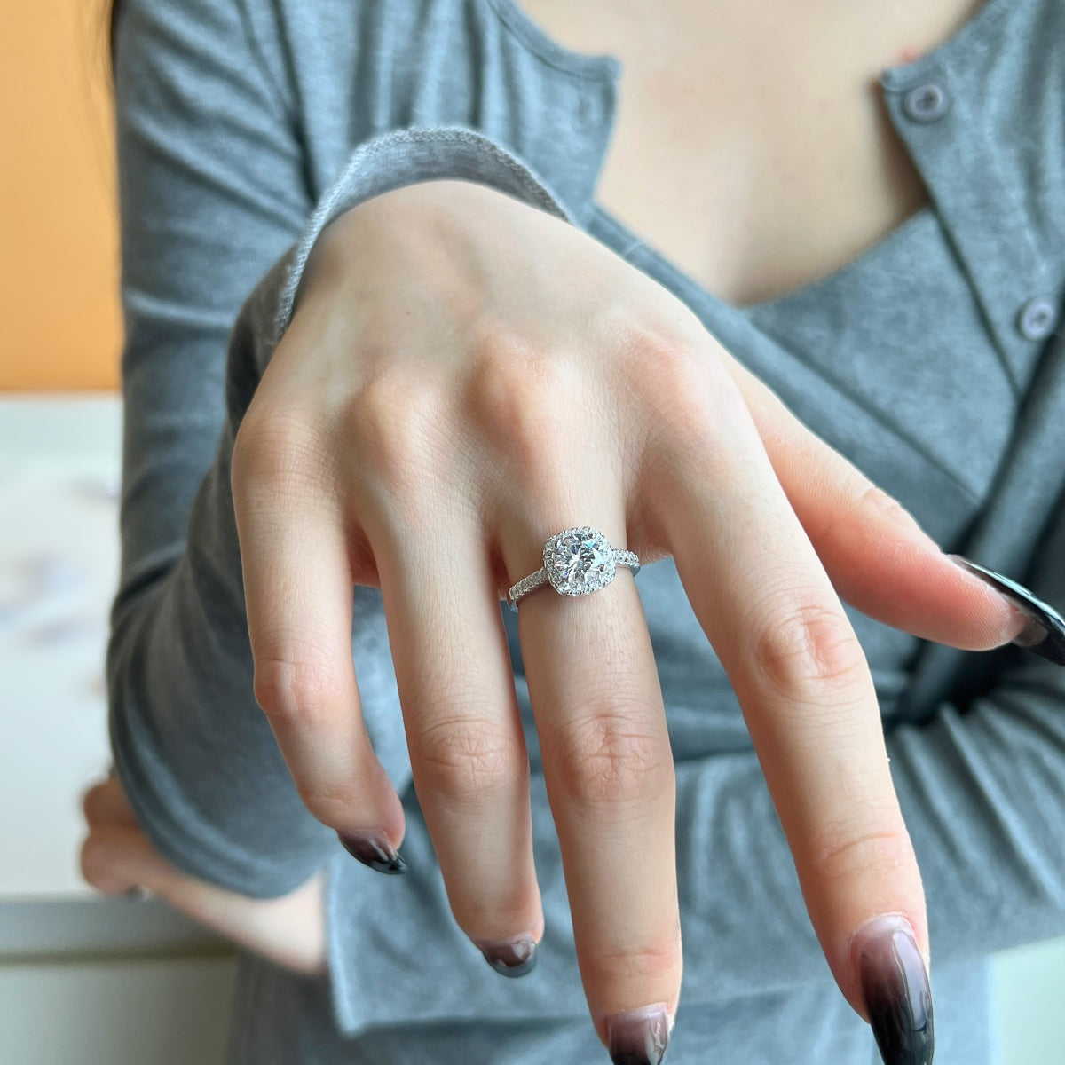 [Solara Jewelry] 輝く高貴なラウンドカット ウェディングリング