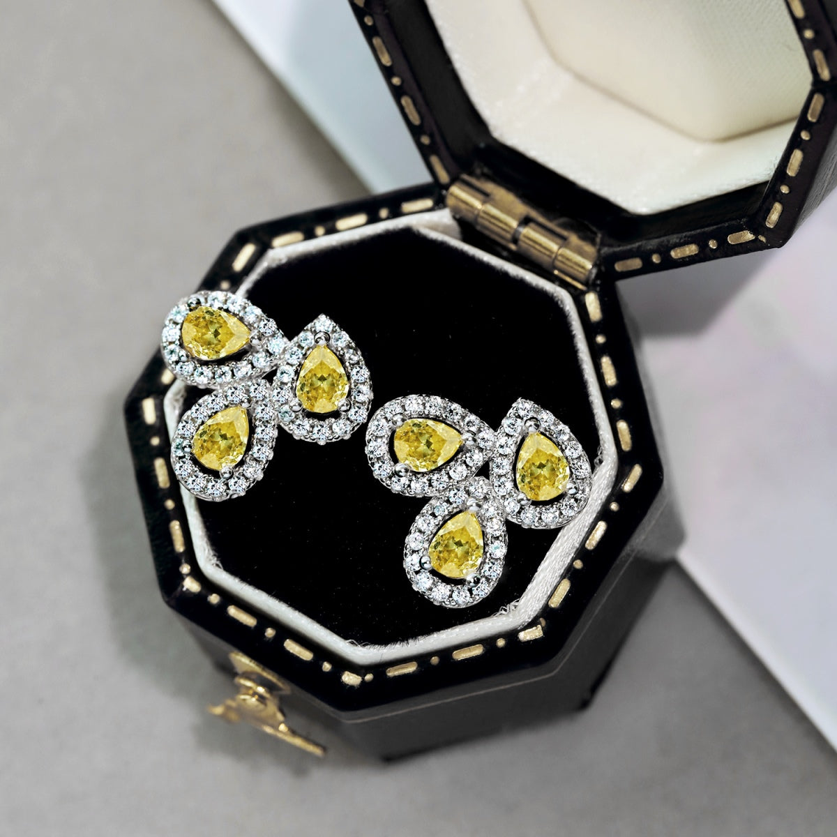 [Solara Jewelry] Ohrringe für Verliebte mit birnenförmigen und verschnörkelten Blumen