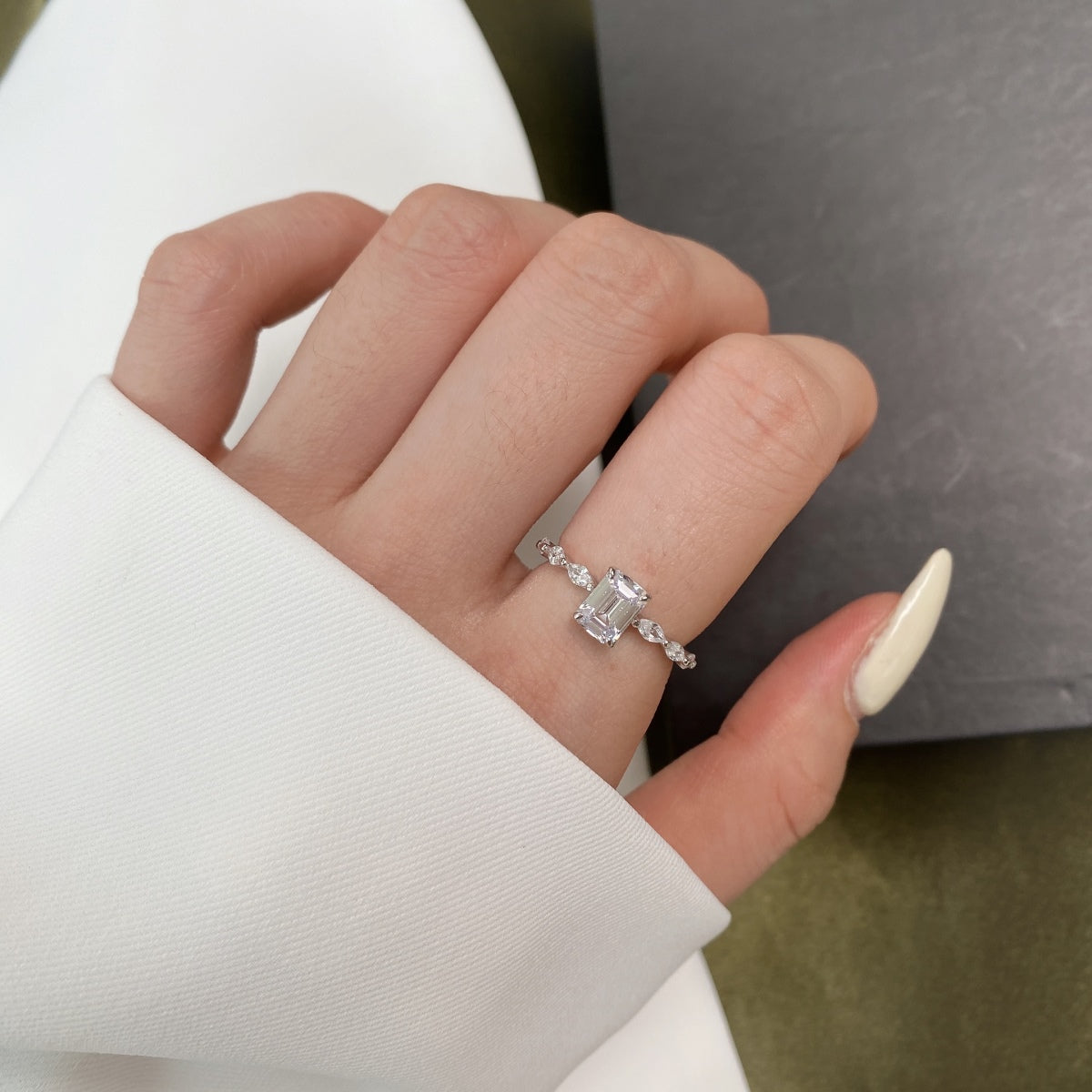 Solara Jewelry 〕1.0カラット　可憐な輝き　ラディアントカット　デイリーリング