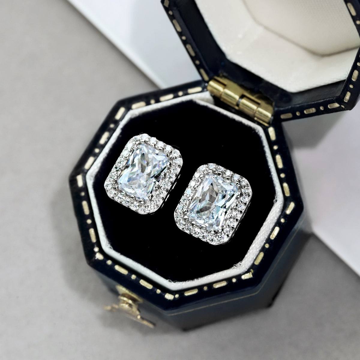 [Solara Jewelry ]1.0カラット ラグジュアリー 可憐なエメラルドカット デイリーイヤリング