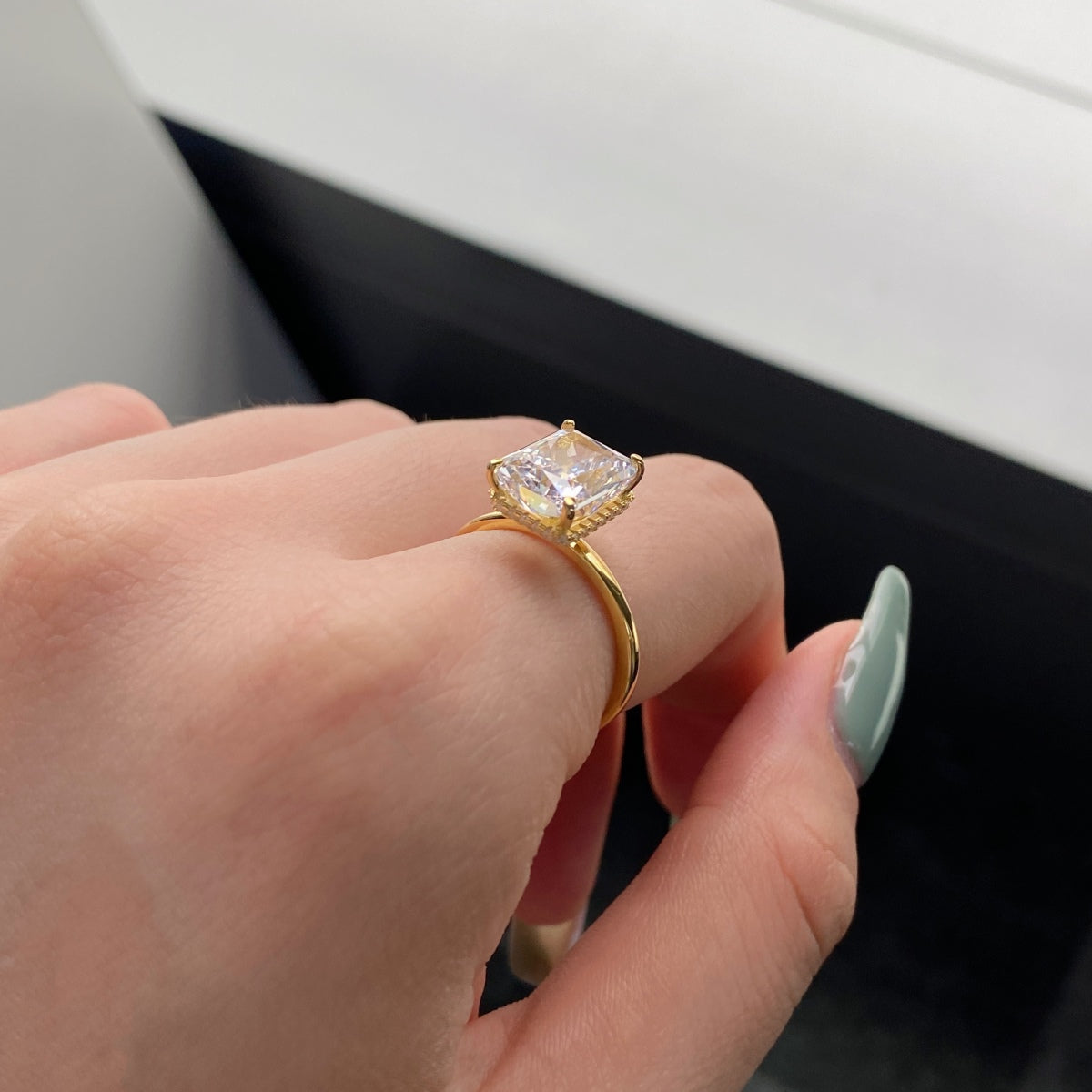 [Solara Jewelry ]4.0カラット 華麗なる魅惑のラディアントカット バンケットリング