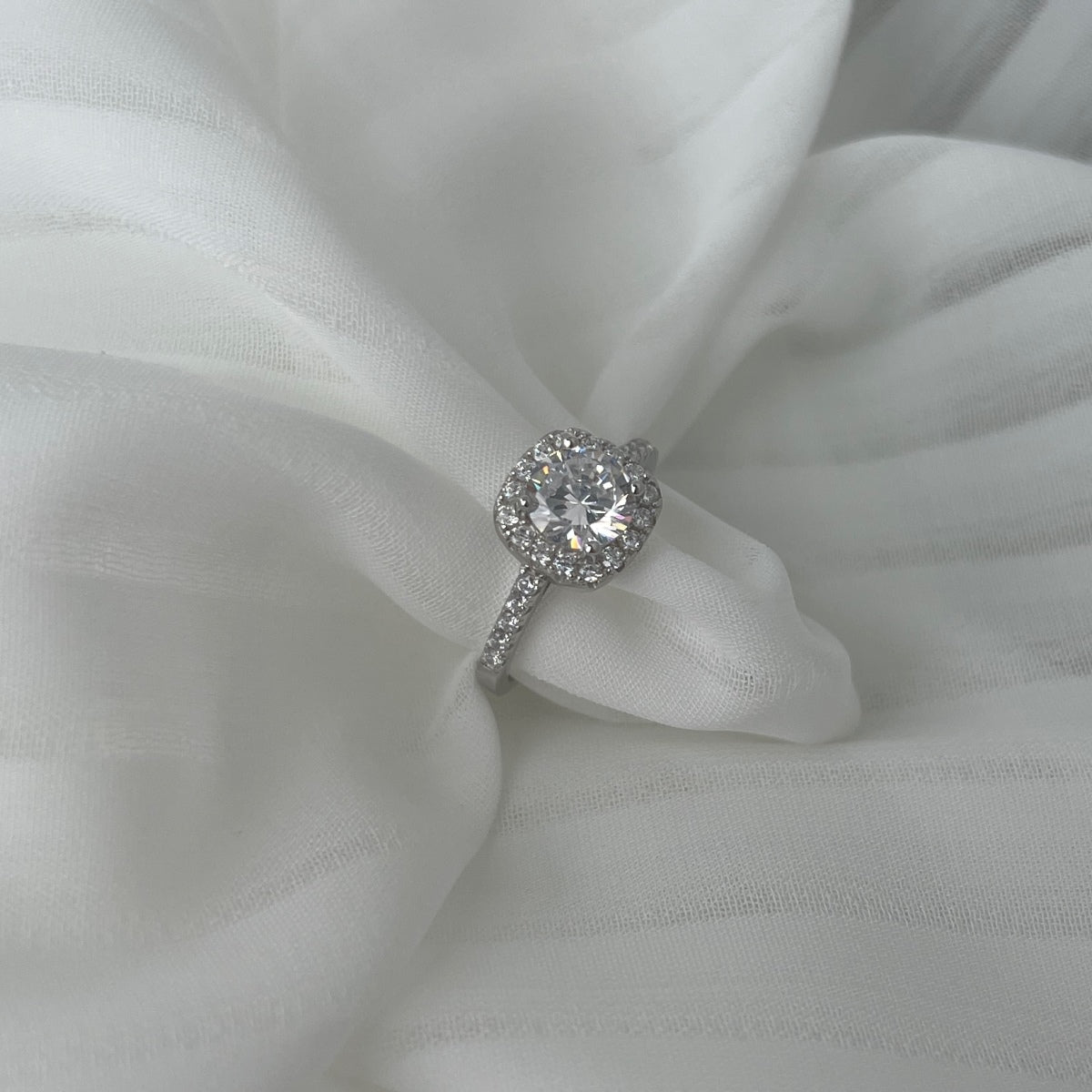 [Solara Jewelry] 輝く高貴なラウンドカット ウェディングリング