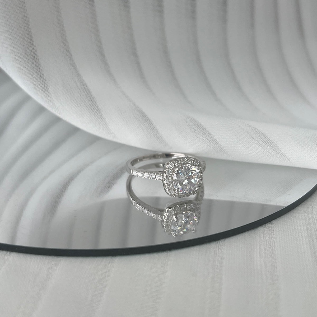 [Solara Jewelry] 輝く高貴なラウンドカット ウェディングリング