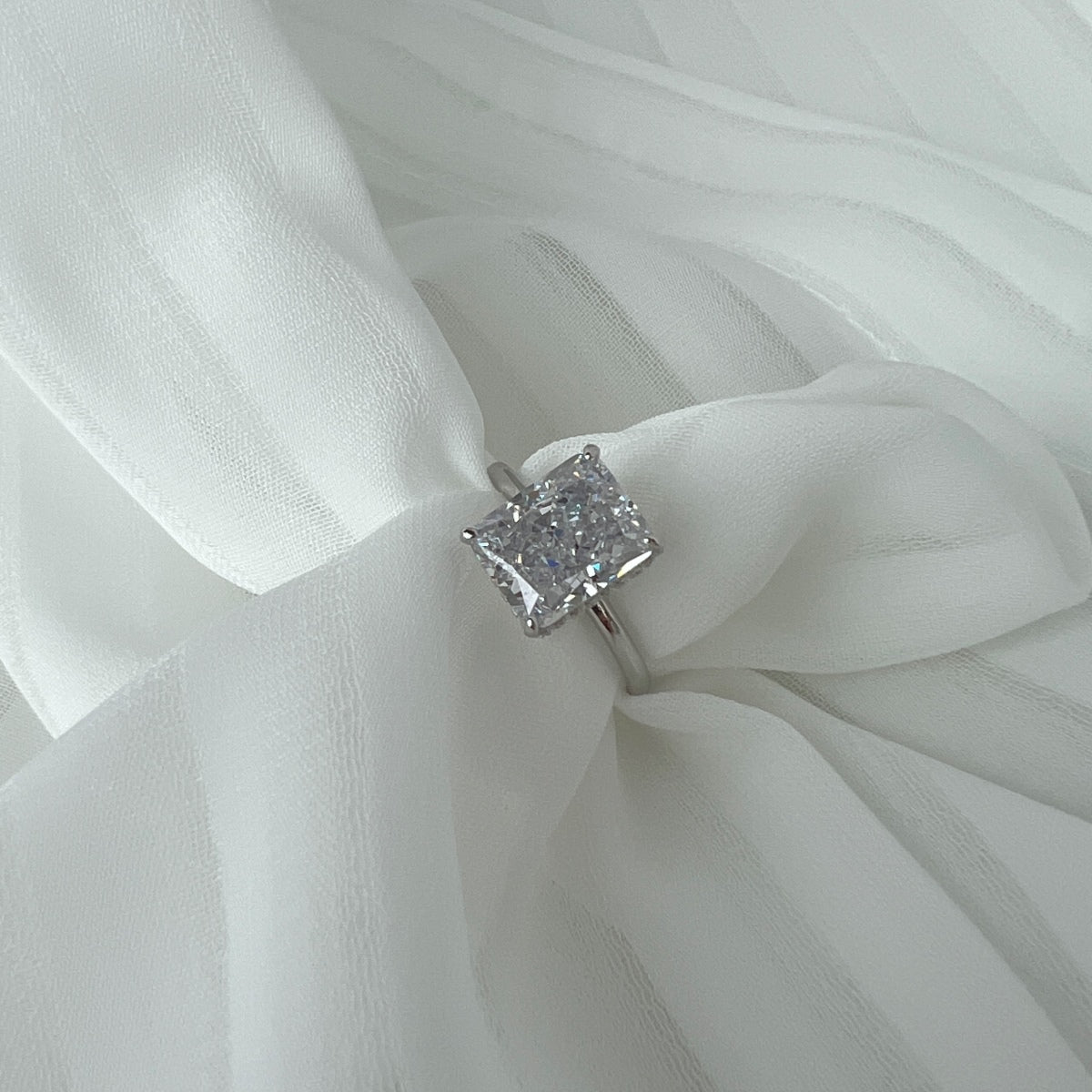 [Solara Jewelry ]4.0カラット 華麗なる魅惑のラディアントカット バンケットリング
