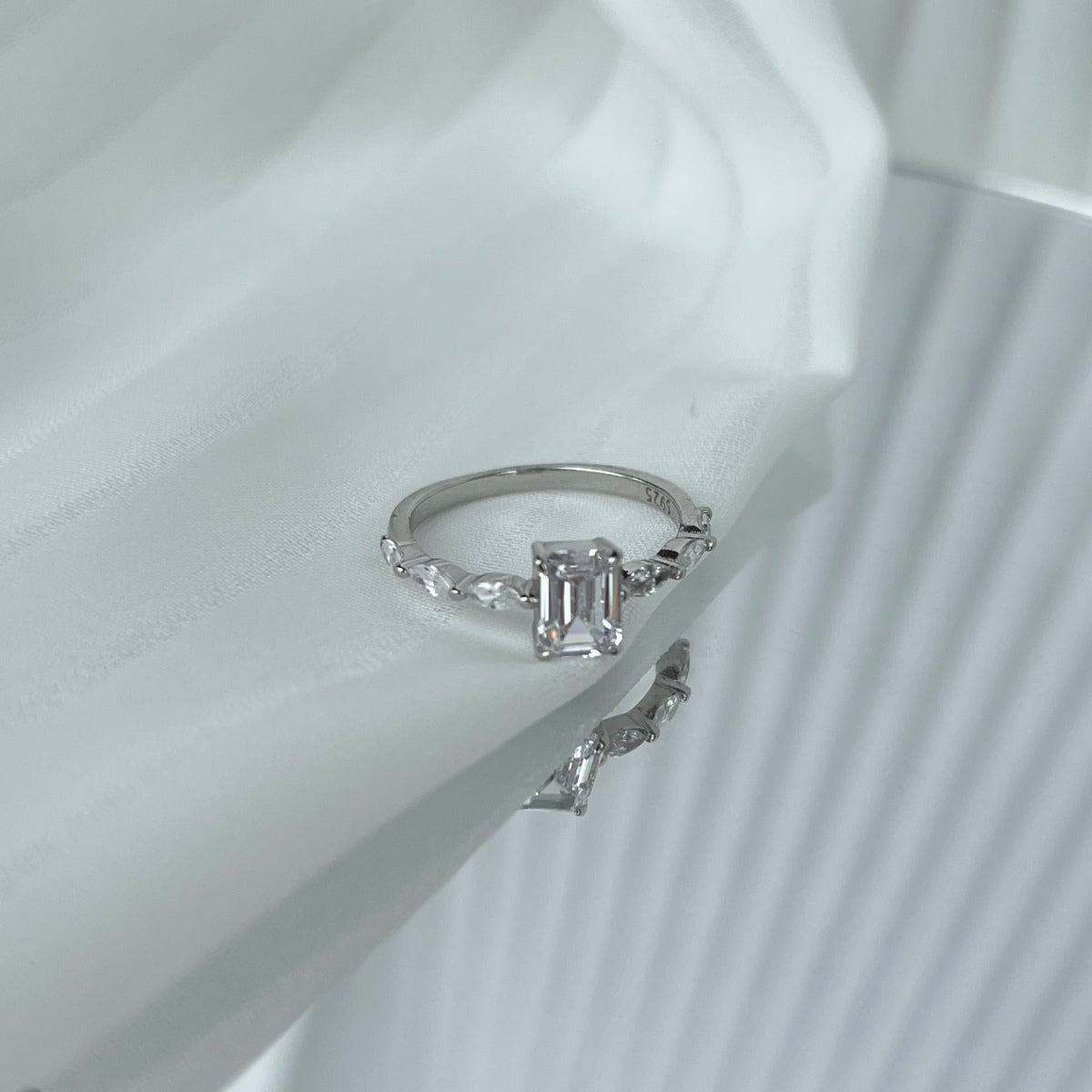 [Solara Jewelry ]1.0 Karat zierlicher, strahlender Ring mit Radiant-Schliff für jeden Tag
