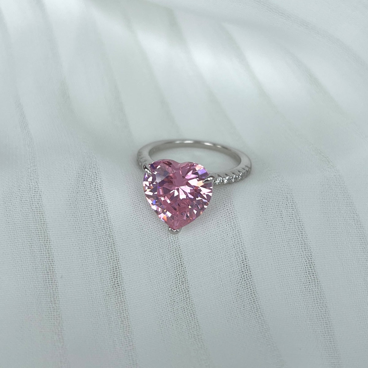 [Solara Jewelry] 6.0カラットの贅沢な輝きを放つロマンチックなハートカットリング