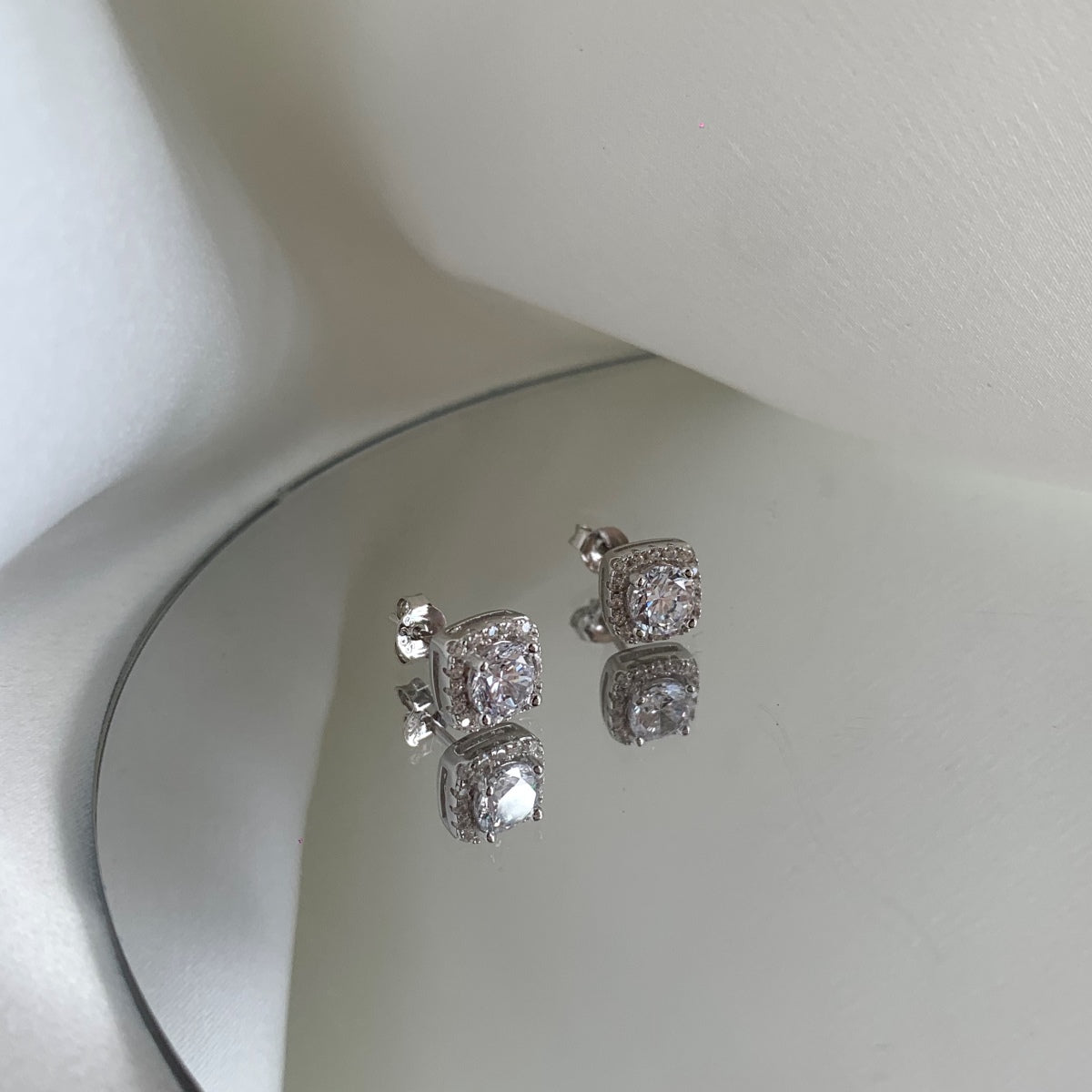 [Solara Schmuck] Klassische Ohrstecker mit runden Mittelstein