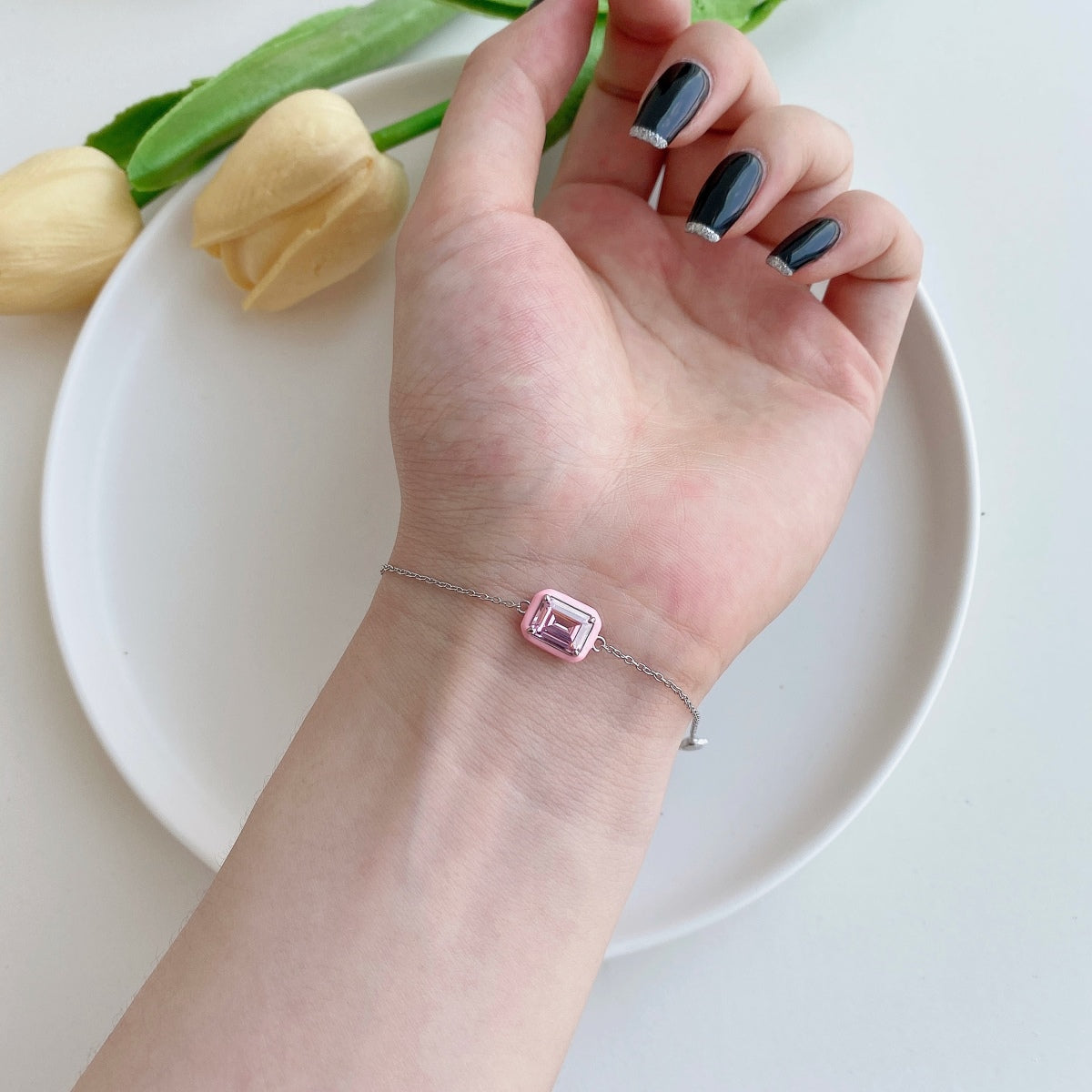 [Solara Jewelry ]2.0 Karat funkelndes, farbenfrohes Armband im Smaragdschliff für den Alltag