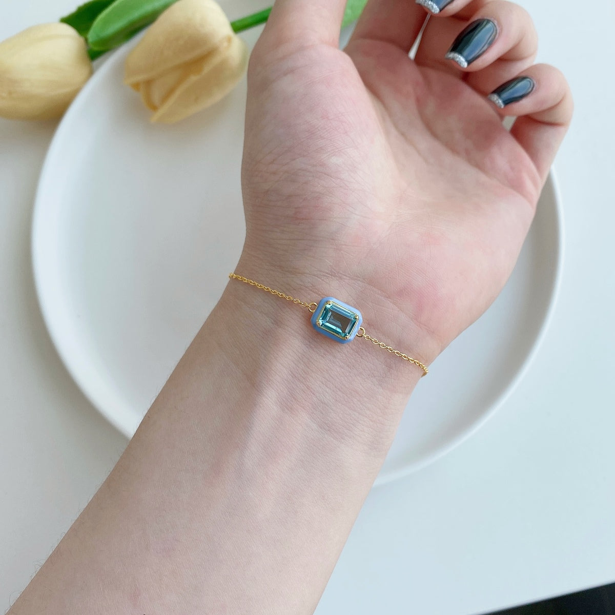 [Solara Jewelry ]2.0 Karat funkelndes, farbenfrohes Armband im Smaragdschliff für den Alltag