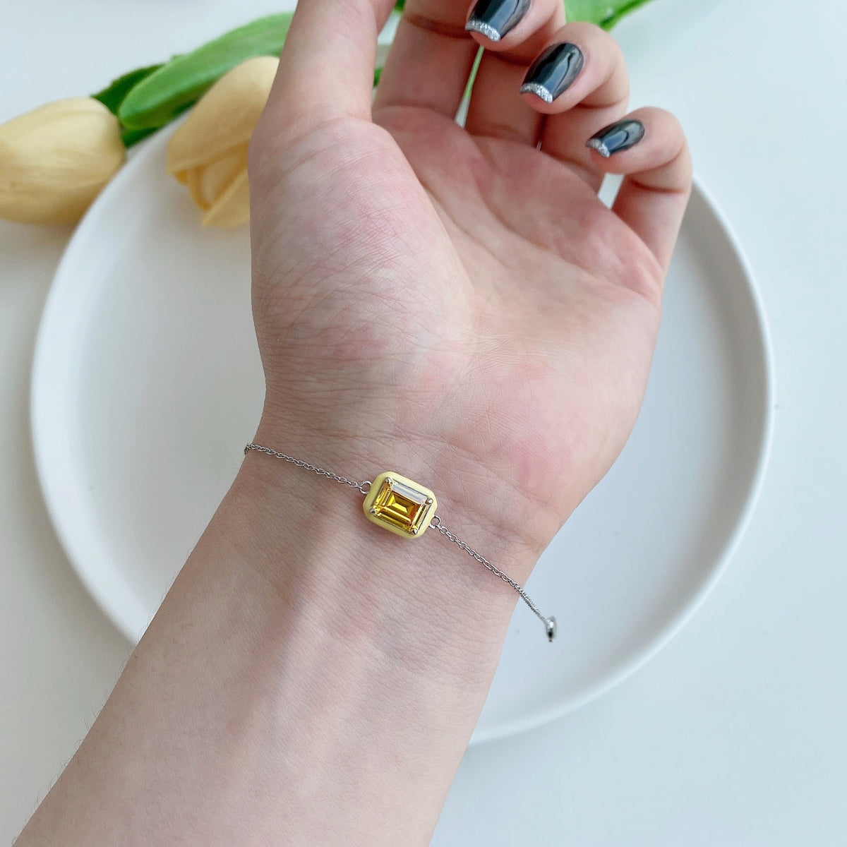 [Solara Jewelry ]2.0 Karat funkelndes, farbenfrohes Armband im Smaragdschliff für den Alltag