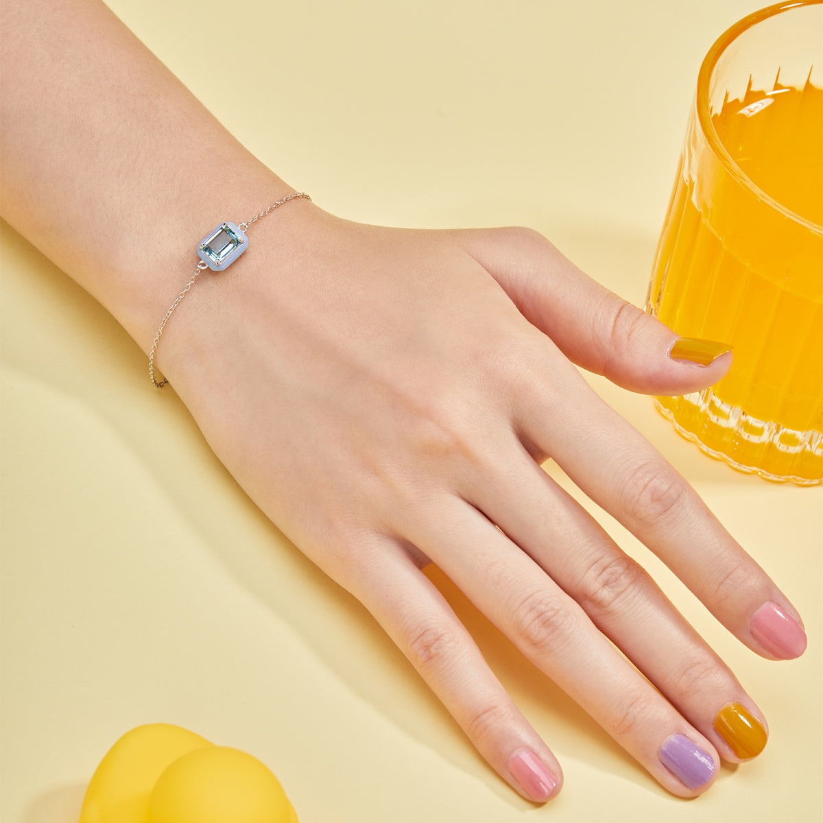 [Solara Jewelry ]2.0 Karat funkelndes, farbenfrohes Armband im Smaragdschliff für den Alltag