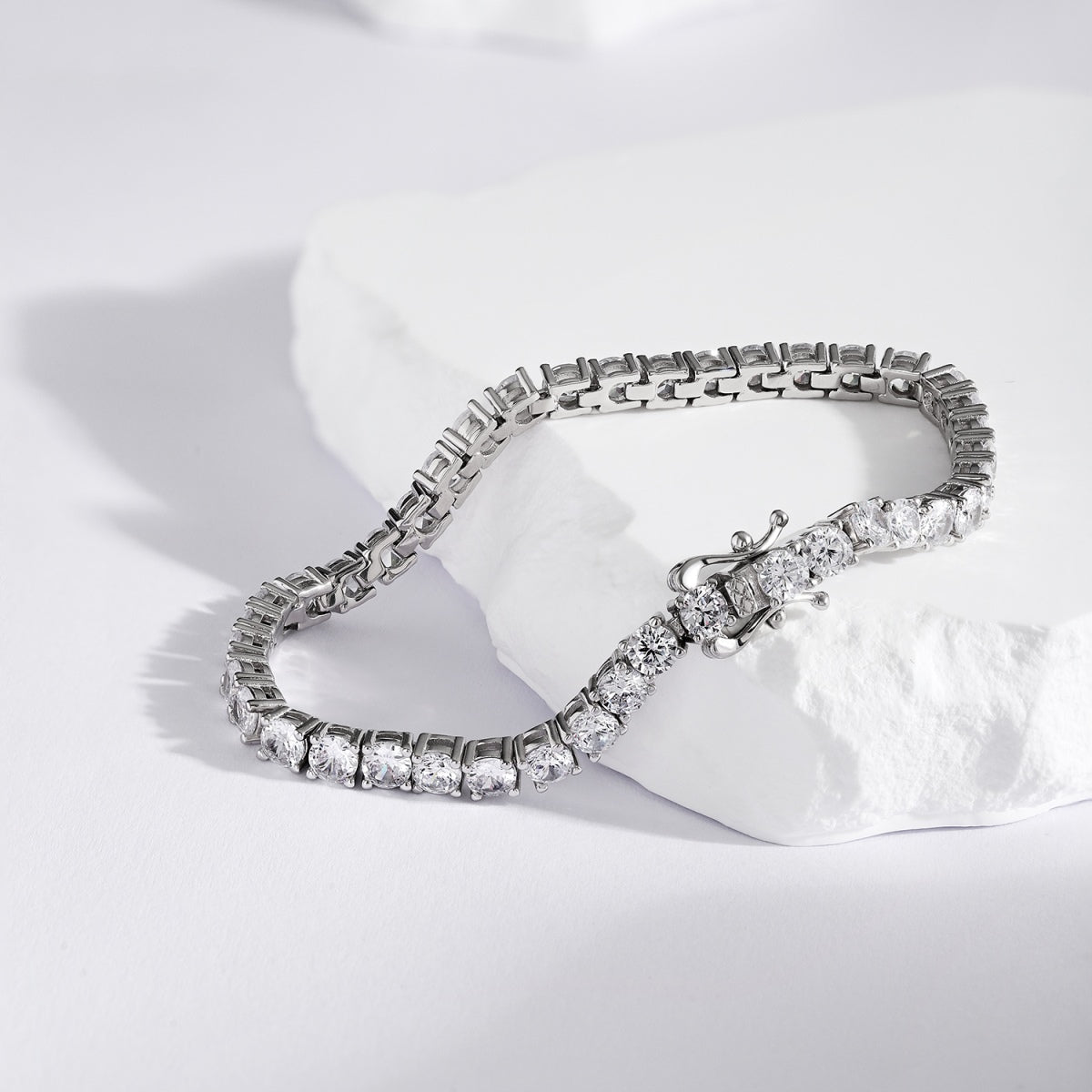 [Solara Jewelry ]豪華な装飾のラウンドカットテニスブレスレット