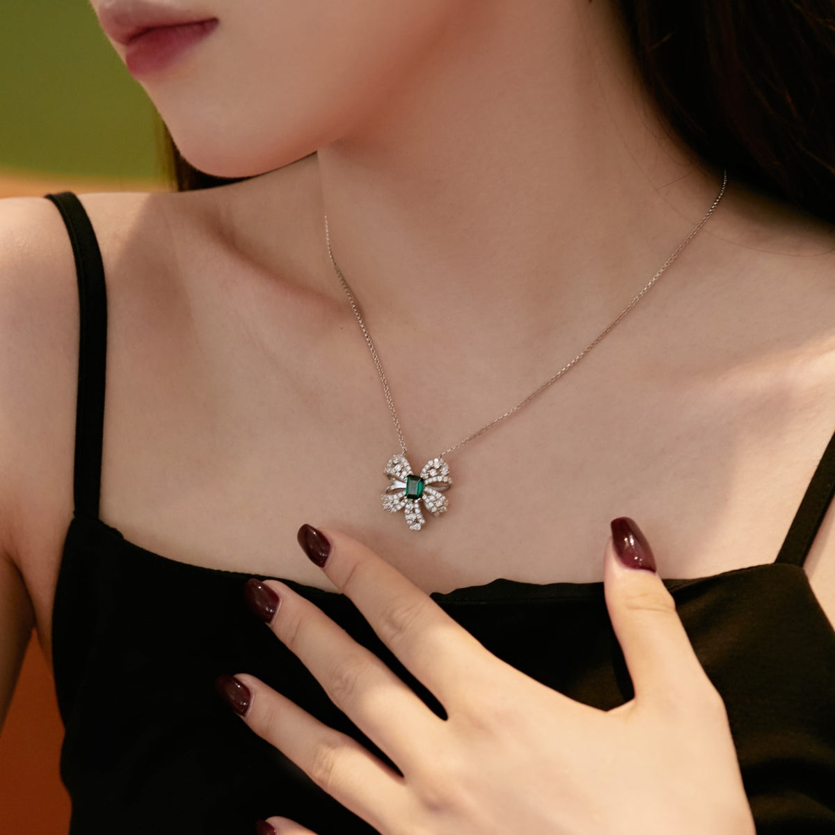 [Solara Jewelry ]ラグジュアリーなフラワーシェイプのエメラルドカットネックレス