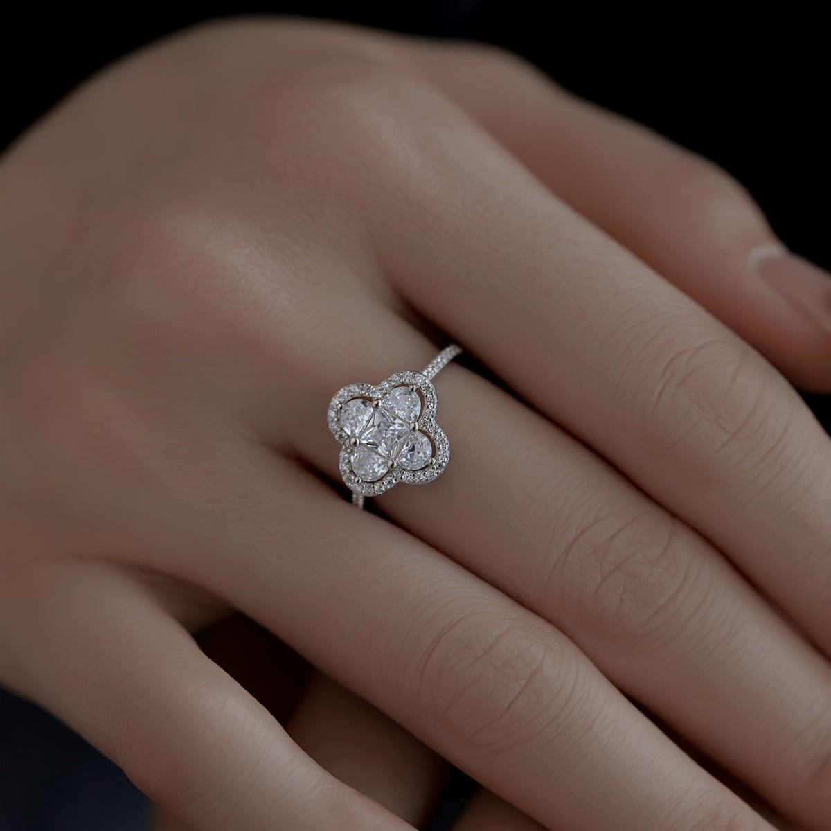 [Solara Jewelry ]Luxurious Eternity Flower Shape Banquet Ring