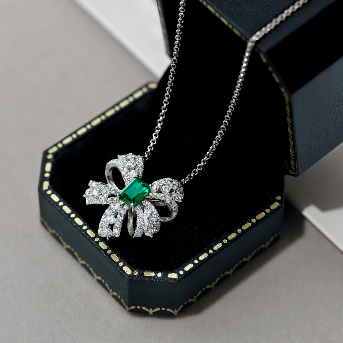 [Solara Jewelry ]ラグジュアリーなフラワーシェイプのエメラルドカットネックレス