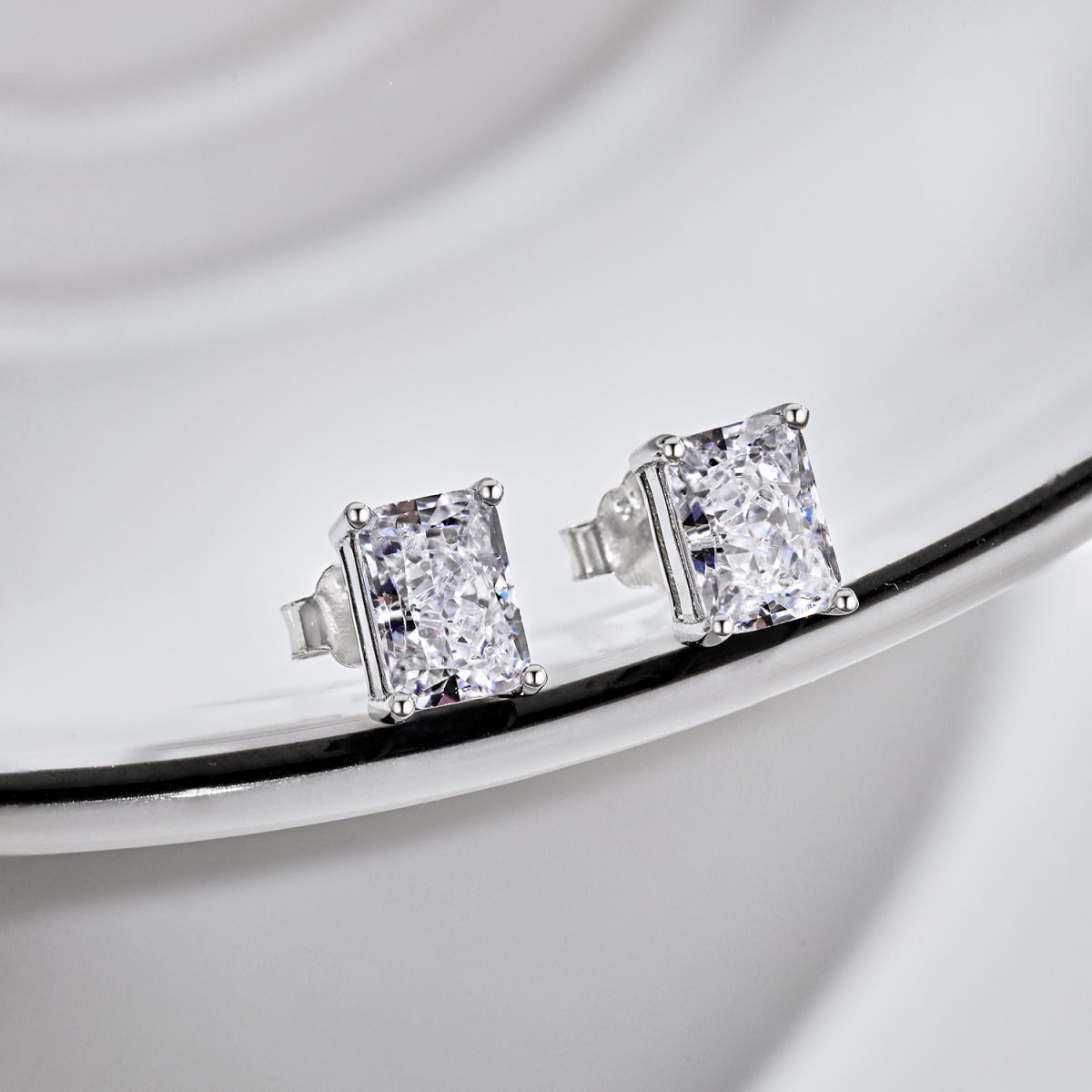 [ソララジュエリー] 華やかなラグジュアリー プリンセスカット デイリーピアス