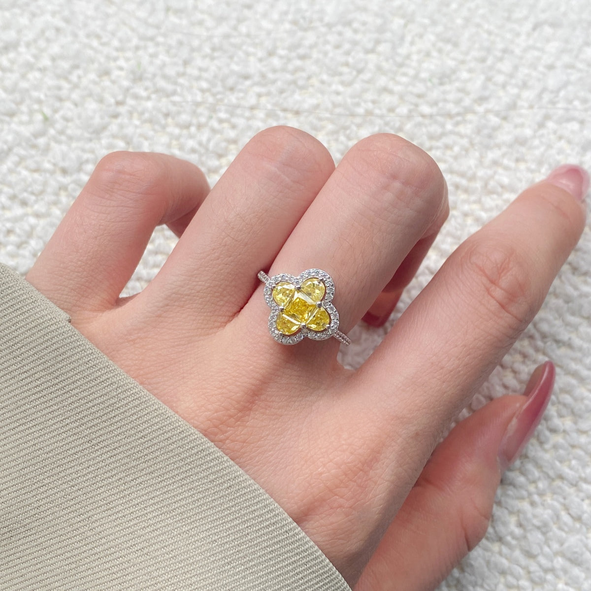 [Solara Jewelry ]Luxurious Eternity Flower Shape Banquet Ring