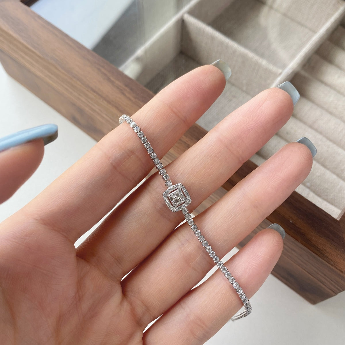 [Solara Jewelry] Luxuriöses, schillerndes, quadratisches Bankettarmband