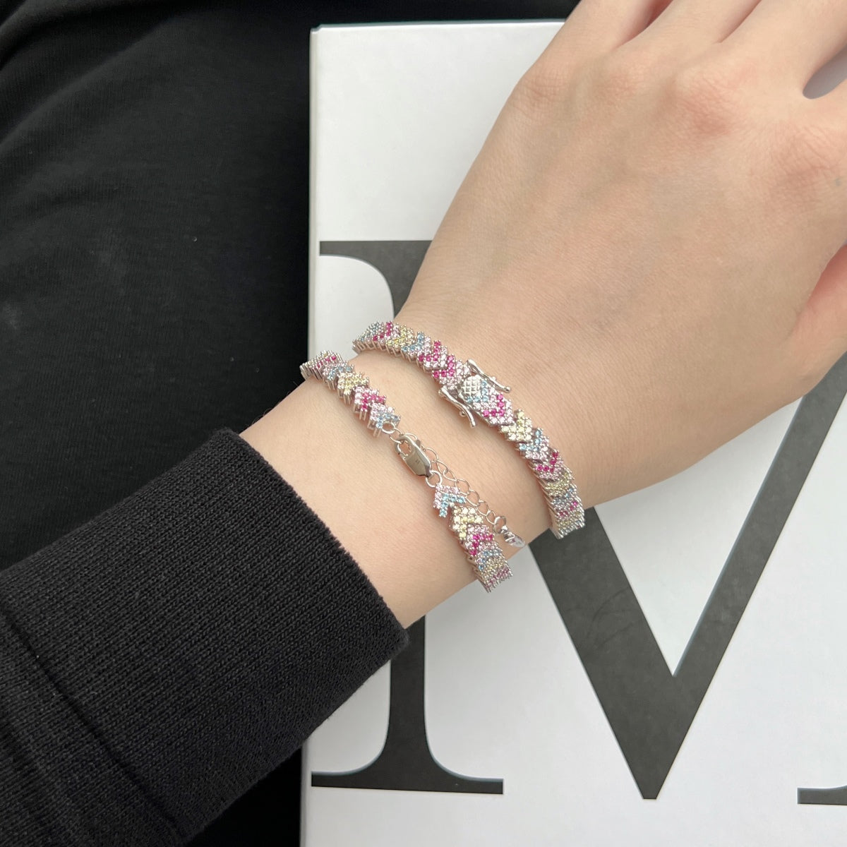 [Solara Jewelry ]飾り気のある輝くラウンドカットパーティーブレスレット