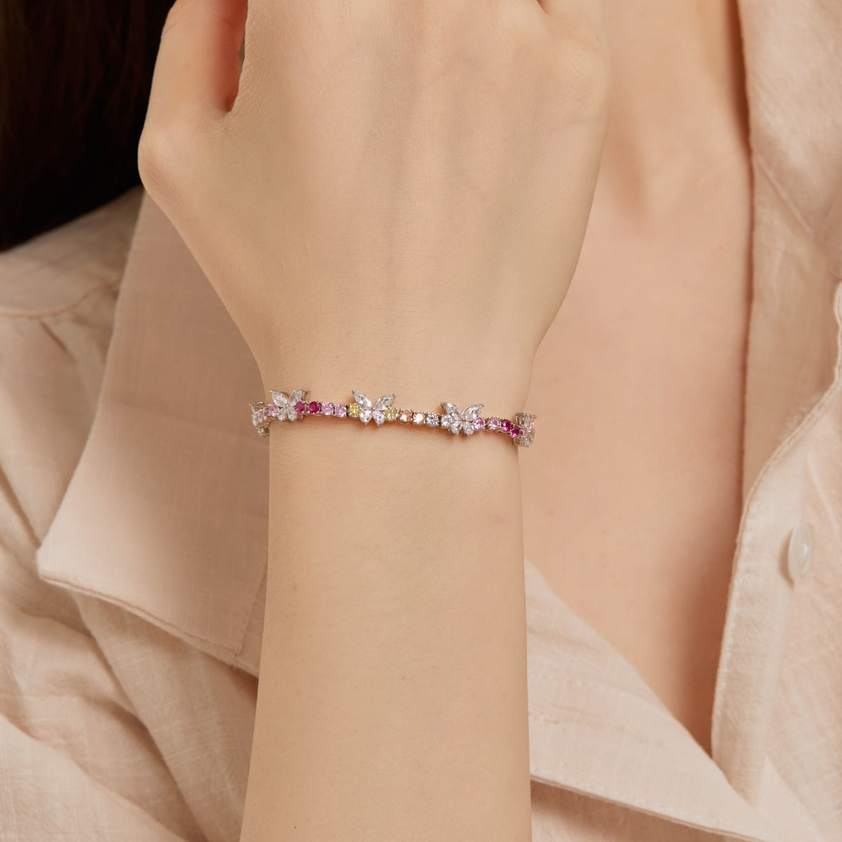 [Solara Jewelry ]Verziertes, farbenfrohes Schmetterlings-Armband mit Rundschliff für jeden Tag