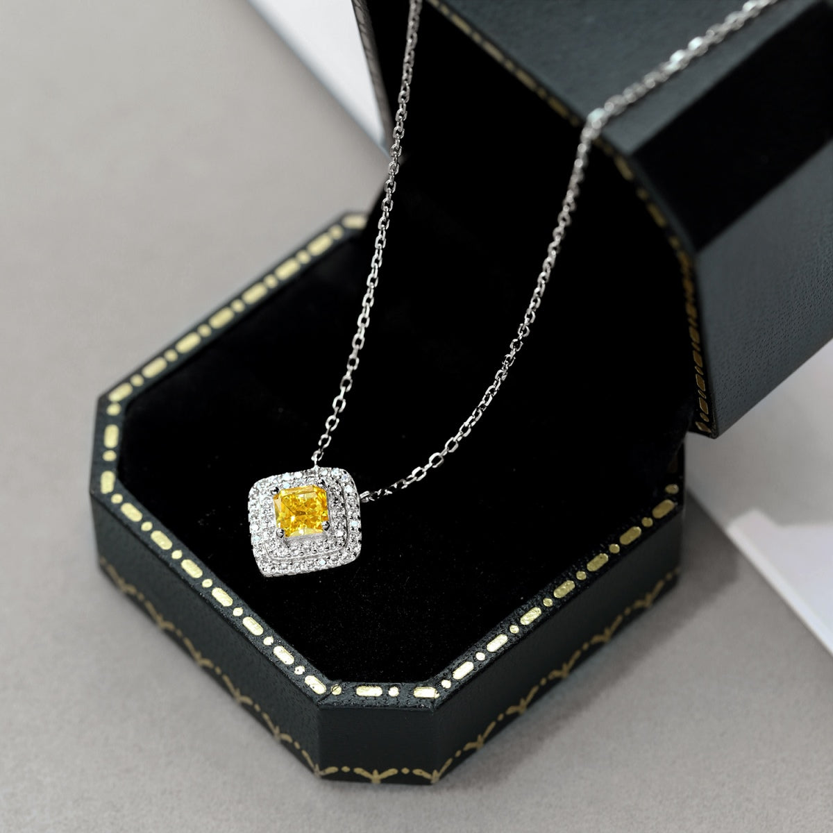 [Solara Jewelry ]Funkelnde Halskette mit Asscher-Schliff