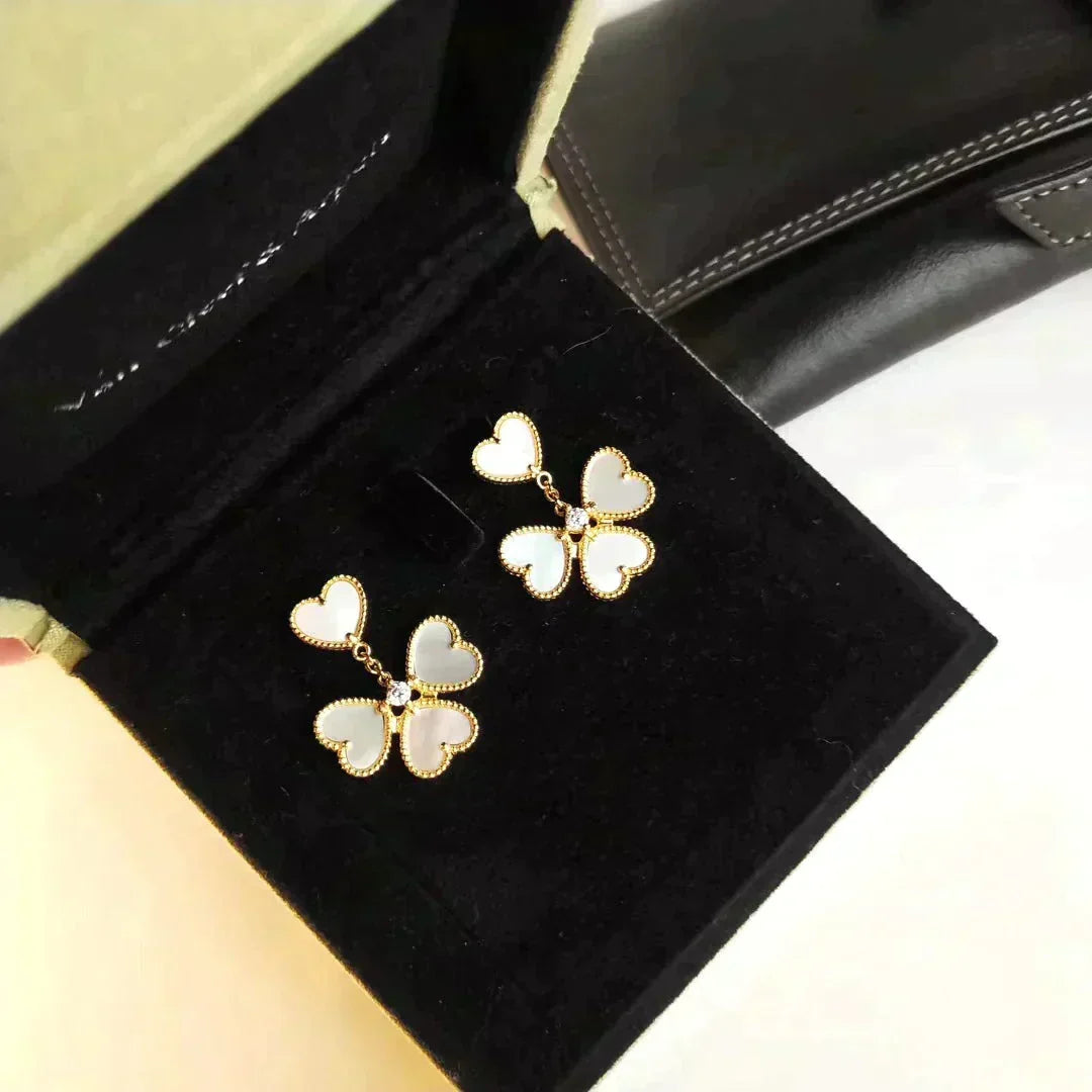 [Solara Jewelry ]KLEEBÜTE SÜSSE WEISSE PERLMUTT-OHRRINGE