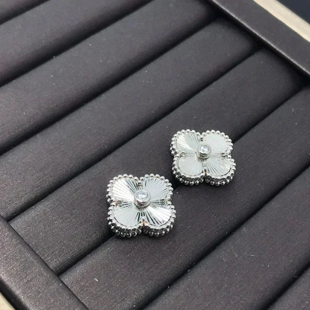 [Solara Jewelry ]CLOVER MINI 9.5MM LASER EARRINGS