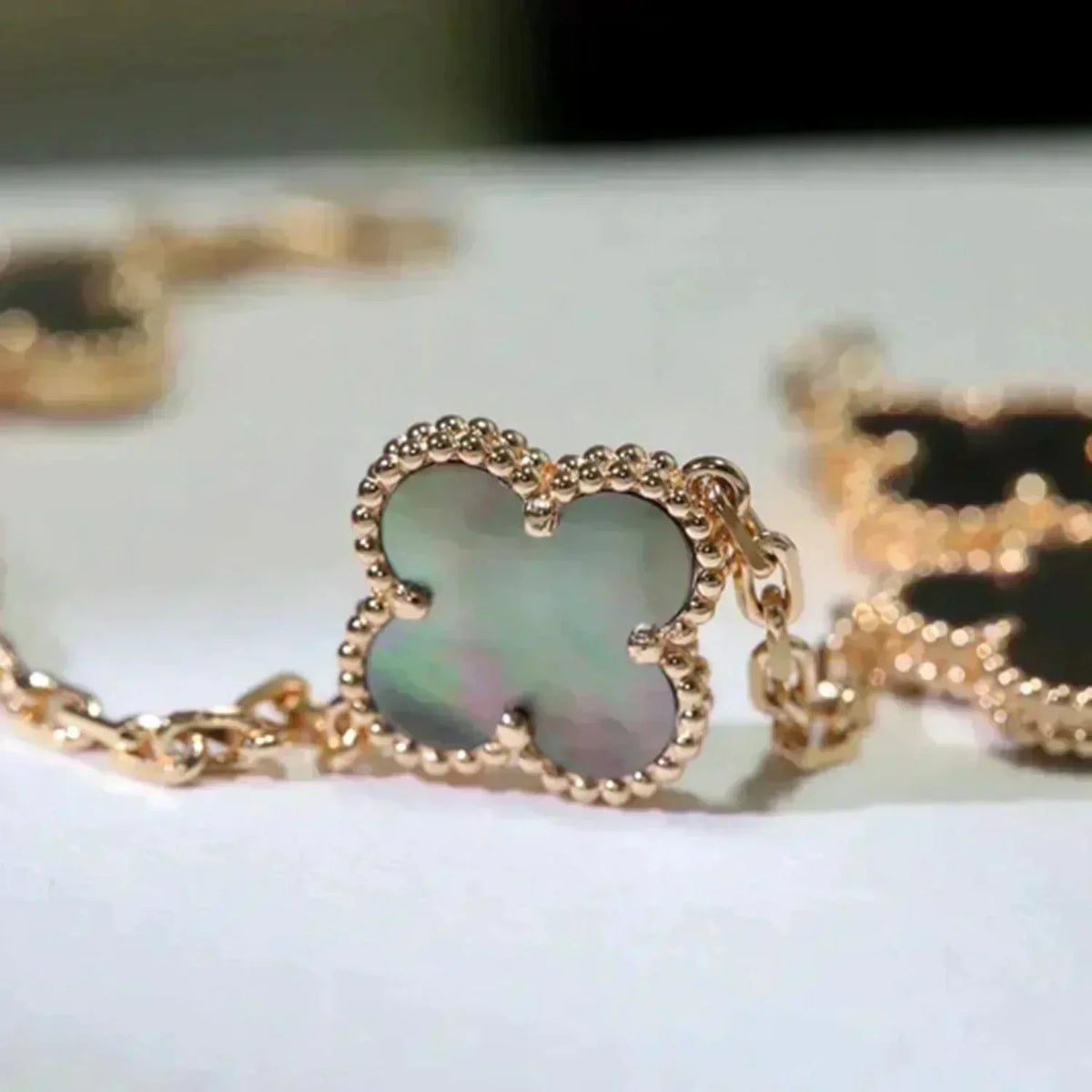 [Solara Schmuck] KLEEB LUNARBLUME GRAUES PERLMUTT ARMBAND