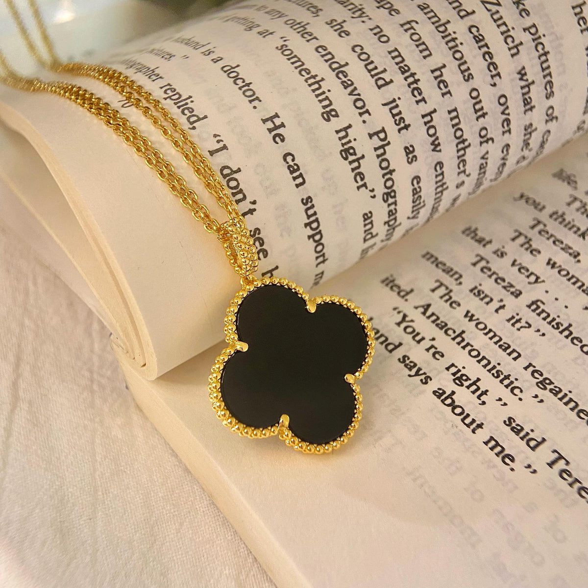 [Solara Jewelry ]CLOVER 25MM NECKLACE GOLD ONYX